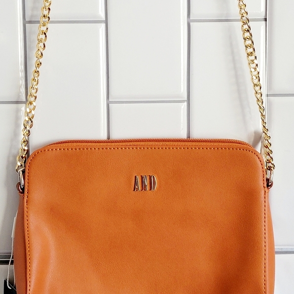 NWOT AND 100% Vegan Small Crossbody Purse with Gold Chain Strap Detail - Picture 2 of 9